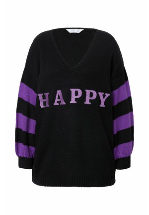 Jersey negro de punto con escote en V, que presenta rayas horizontales moradas y negras en las mangas y la palabra "HAPPY" en letras metálicas moradas.