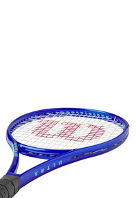 Blauwe tennisracket met een ronde kop, witte snaren en een rood logo. Heeft een zwarte greep en een slank, modern ontwerp.