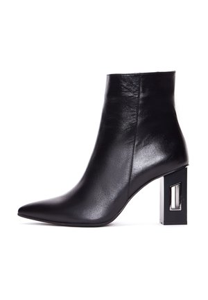 Schwarze Leder-Ankle-Boots mit spitz zulaufender Zehenpartie und einem einzigartigen rechteckigen Blockabsatz mit transparentem Akzent. Glatte Textur und elegantes Design.