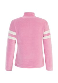 Pullover in pile rosa con collo alto, caratterizzato da strisce orizzontali bianche sulle maniche superiori. Tessuto morbido e design aderente.