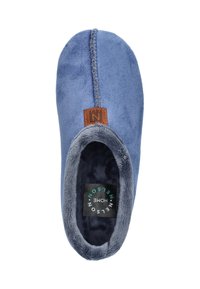 Blauwe fleeceslipper met een zachte, gestructureerde oppervlakte, ronde vorm en een donkere fleecelining. Heeft een bruine leren patch met logo.