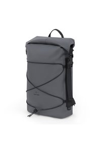 Zaino roll-top grigio realizzato in materiale impermeabile, con design a corda bungee, spallacci regolabili e manico laterale per un trasporto facile.