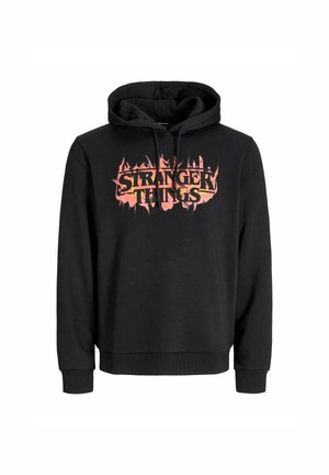 Juodas džemperis su gobtuvu, pagamintas iš medvilnės mišinio, su dideliu "Stranger Things" logotipu, puoštu ugnies dizainu oranžinės ir geltonos spalvų atspalviuose. Reguliuojamas raištelis gobtuve.