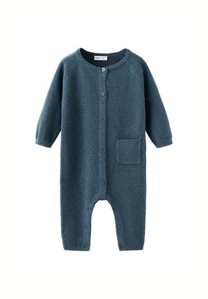 Combinaison en tricot bleu sarcelle foncé pour bébé, manches longues, boutons sur le devant, une poche poitrine et pressions à l’intérieur des jambes pour faciliter le change.