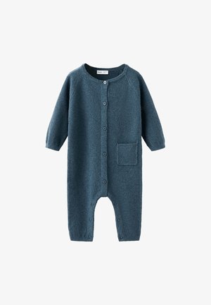 Combinaison en tricot bleu sarcelle foncé pour bébé, manches longues, boutons sur le devant, une poche poitrine et pressions à l’intérieur des jambes pour faciliter le change.