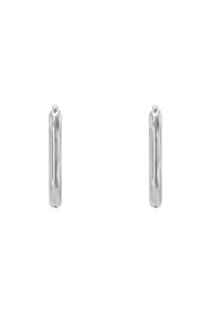 Orecchini a cerchio in metallo argento con una forma sleek e allungata e texture lucida; progettati per un'estetica minimalista.