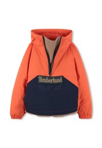 Veste coupe-vent orange et marine avec un zip quart, des poignets élastiques et un col en polaire. Présente un logo Timberland bien en vue.
