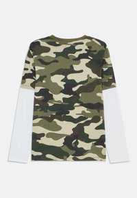 Langarmshirt mit einem Camouflage-Muster in Olivgrün, Beige und Dunkelgrün. Weiße Ärmel und ein Rundhalsausschnitt runden das Design ab.