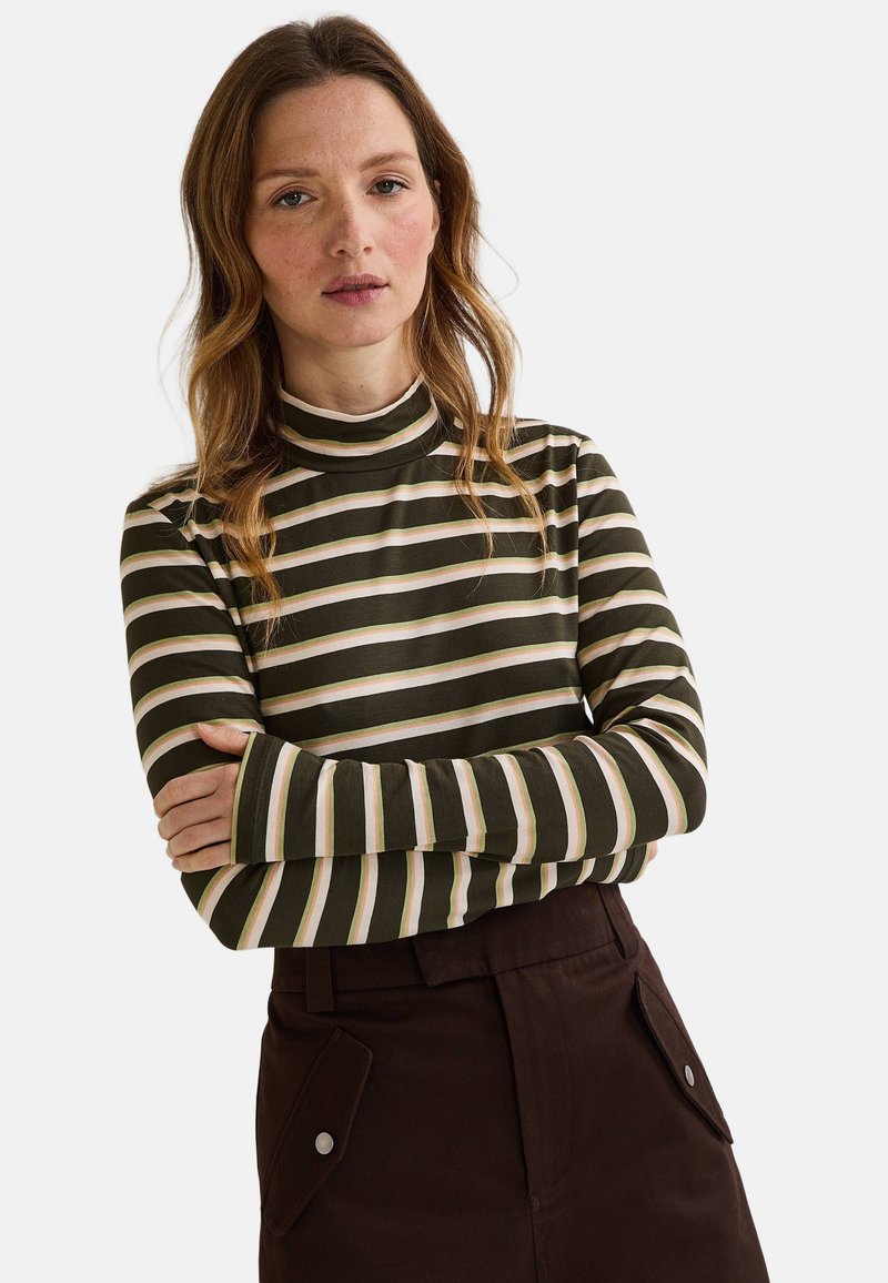 Haut à manches longues rayé avec des rayures horizontales vert foncé et beige, coupe ajustée, col haut et tissu doux et extensible.