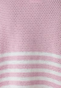 Pull en tricot avec une texture en maille de couleur rose clair, orné de rayures horizontales blanches. Matériau doux avec un design décontracté et respirant.