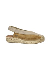 Tan suedine slingback espadrille met beige stoffen accenten, jute-geweven zool, ronde neus en gestikte details langs de rand.