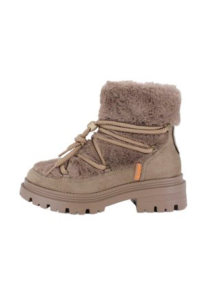 Botas de tobillo con forro de piel marrón y suela robusta, que presentan un upper texturizado, cordones gruesos y una pequeña etiqueta de marca naranja.