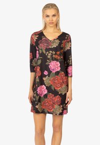 Schwarz kleid mit blumenmuster und v-ausschnitt sowie dreiviertelärmeln, das lebendige rosen in rot, rosa und grünen tönen zeigt.