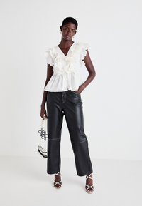 YAS YASRUNA RUFFLE - Bluse - star white/hvid - Zalando.dk