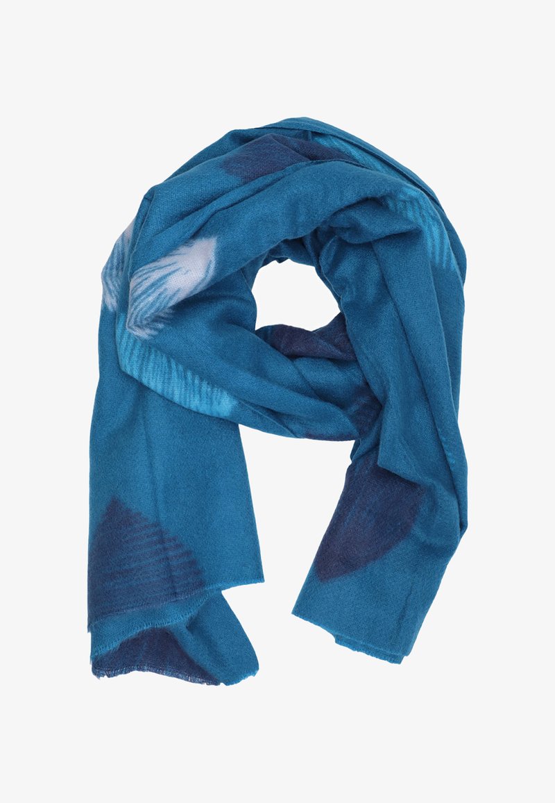 Sciarpa blu con motivi astratti in blu scuro e bianco, piegata allentatamente su uno sfondo bianco.