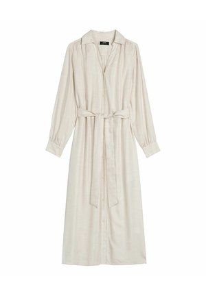 Długa kremowa sukienka koszulowa z długimi rękawami, zapinana na guziki z przodu, z kołnierzykiem i paskiem z tego samego materiału zawiązanym w talii.