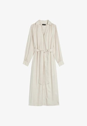 Długa kremowa sukienka koszulowa z długimi rękawami, zapinana na guziki z przodu, z kołnierzykiem i paskiem z tego samego materiału zawiązanym w talii.