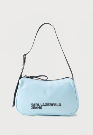 Svetlomodrá ramenná taška Karl Lagerfeld Jeans s čiernym nastaviteľným popruhom a čiernym zipsom na bielom pozadí.