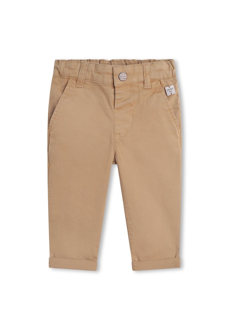 Pantaloni in cotone beige con design a gamba dritta, dotati di orlo arrotolato, tasche laterali e una piccola etichetta con logo vicino alla vita.