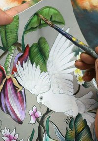Handgeschilderde gedetailleerde kunst van een vogel en tropische planten met groene bladeren, witte bloemen en een paarse bloemknop.