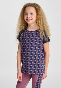 T-shirt med kort ärm för träning, prydd med ett navy och pink zigzag-mönster, tillverkad av mjukt tyg med en avslappnad passform. Matchas med rosa leggings.