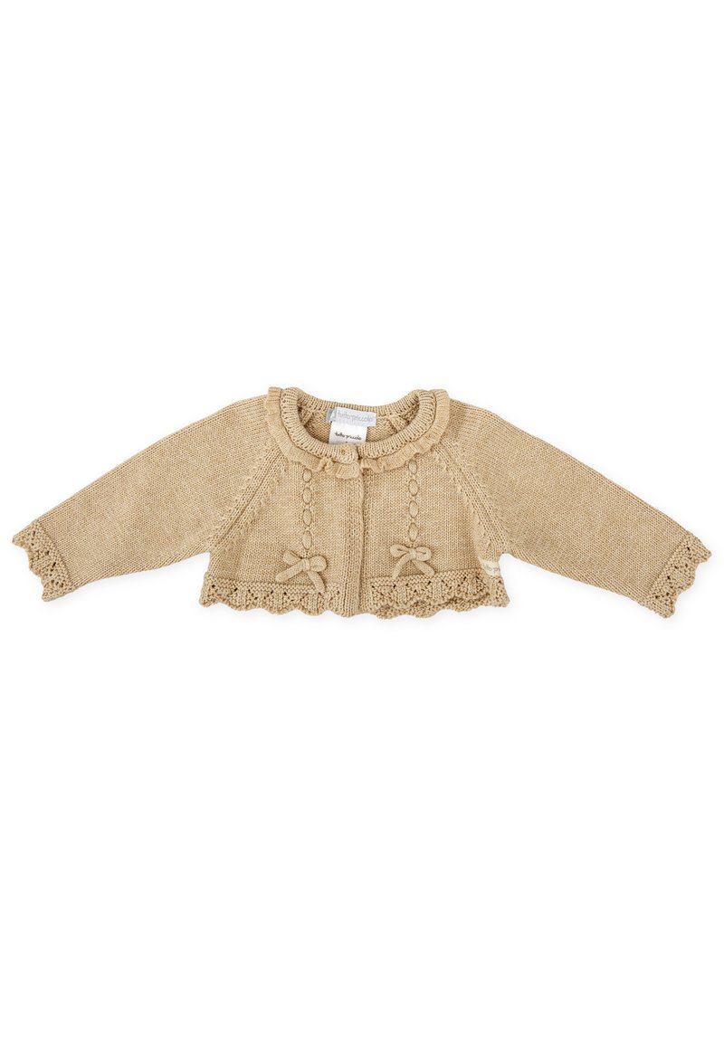 Cárdigan de bebé de punto beige con mangas largas, cuello con volantes, lazos decorativos y bordes en forma de concha en los puños y el dobladillo.