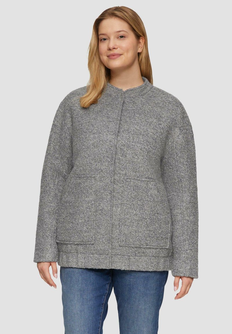 Grau melierte Wollmischung Jacke mit Rundhalsausschnitt, zwei vorderen Taschen und einer leicht übergroßen Passform. Strukturstoff und gerader Saum.