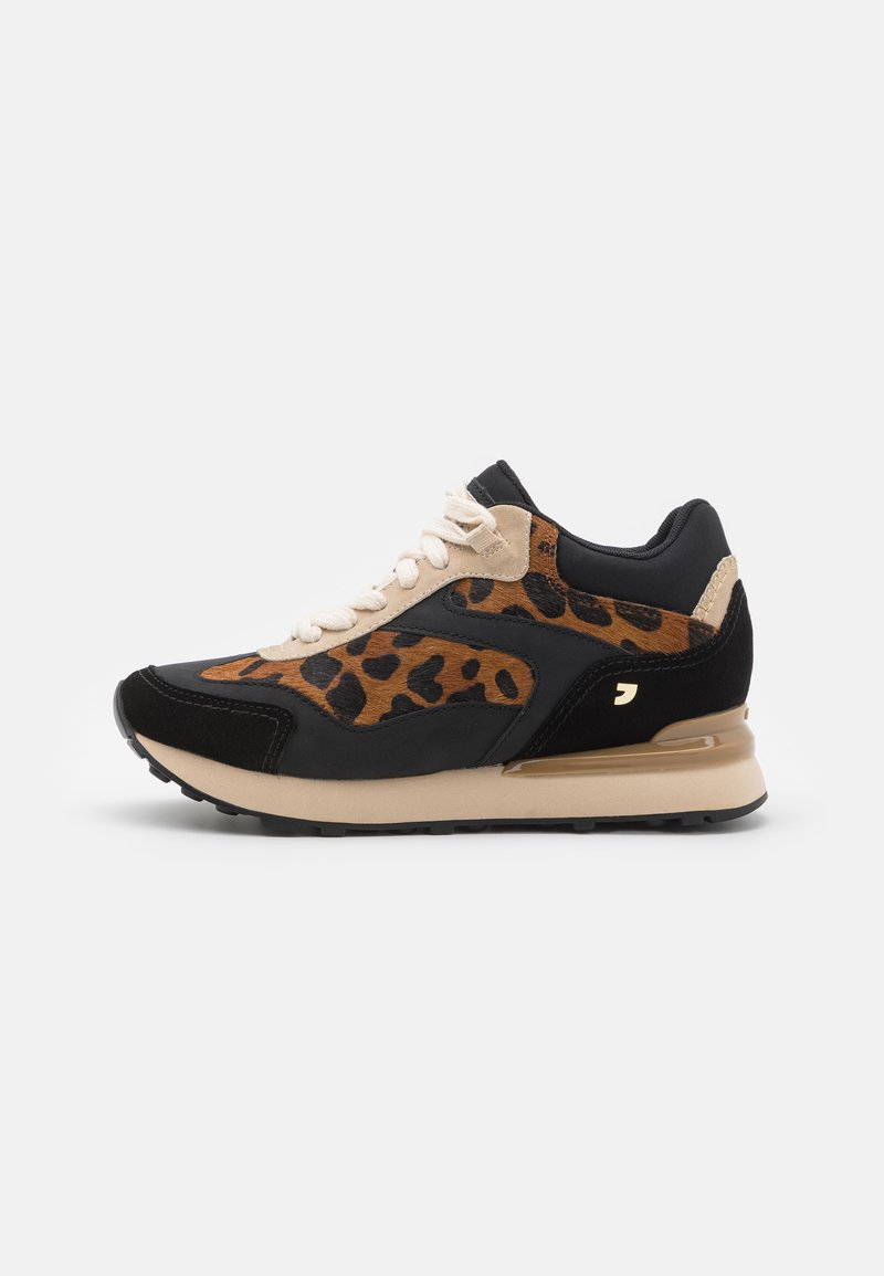 Zapatillas de deporte con estampado de leopardo que presentan una mezcla de ante negro y acentos en color beige, un revestimiento texturizado, cordones blancos y una suela acolchada en tono beige.