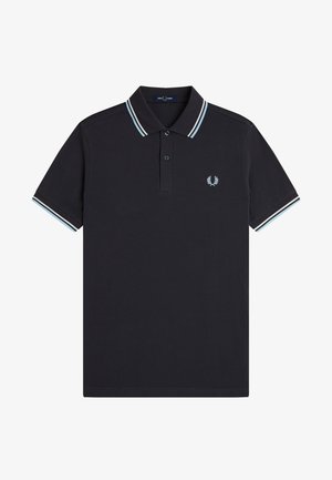 Polo azul marino con cuello y puños de manga a rayas en azul claro y blanco, tapeta con dos botones y logo de corona de laurel en el pecho.