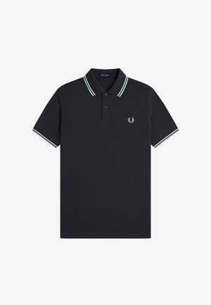 Polo azul marino con cuello y puños de manga a rayas en azul claro y blanco, tapeta con dos botones y logo de corona de laurel en el pecho.