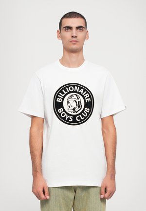 Hvid bomulds t-shirt med et stort sort cirkulært logo, der indeholder en astronautgrafik og teksten "Billionaire Boys Club" i hvid.