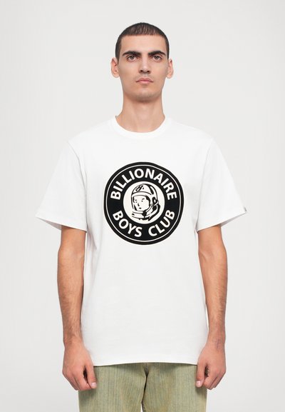 T-shirt en coton blanc avec un grand logo circulaire noir affichant un graphique d'astronaute et le texte "Billionaire Boys Club" en blanc.