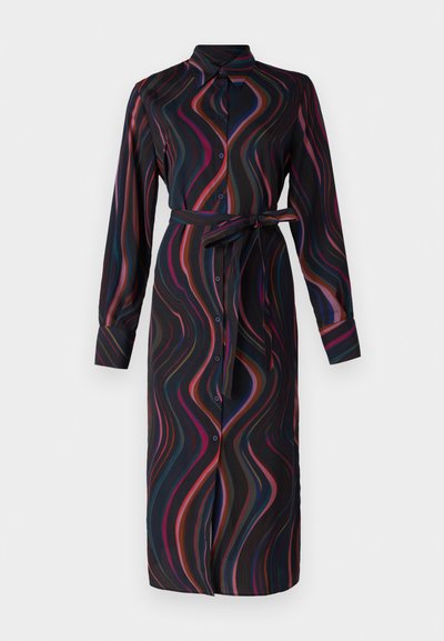 Pikend käistega pluusikleit voolavas kangas, mis sisaldab mitmevärvilist lainelist mustrit roosa, lilla ja sinise aktsentidega ning sobivat vööd.