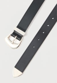 Sort læderbælte med en sølvfarvet rektangulær spænde, der har en glat tekstur og spids ende. Indeholder flere justeringshuller.