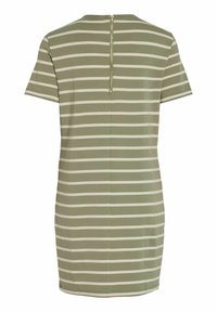 Sukienka z krótkim rękawem w oliwkowym kolorze z białymi poziomymi paskami; posiada zamek błyskawiczny z tyłu i prosty, luźny fason.