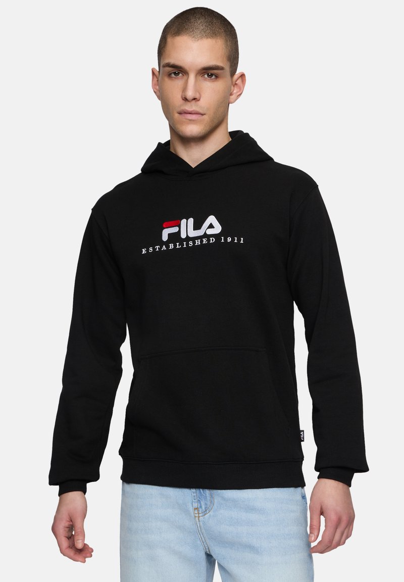 Felpa nera in cotone con tasca frontale e polsini a coste. Presenta il logo ricamato "FILA" in rosso e bianco. Vestibilità casual.