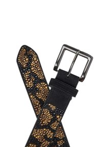 Cinturón negro con patrón de leopardo de pedrería dorada y negra, y hebilla rectangular plateada brillante.