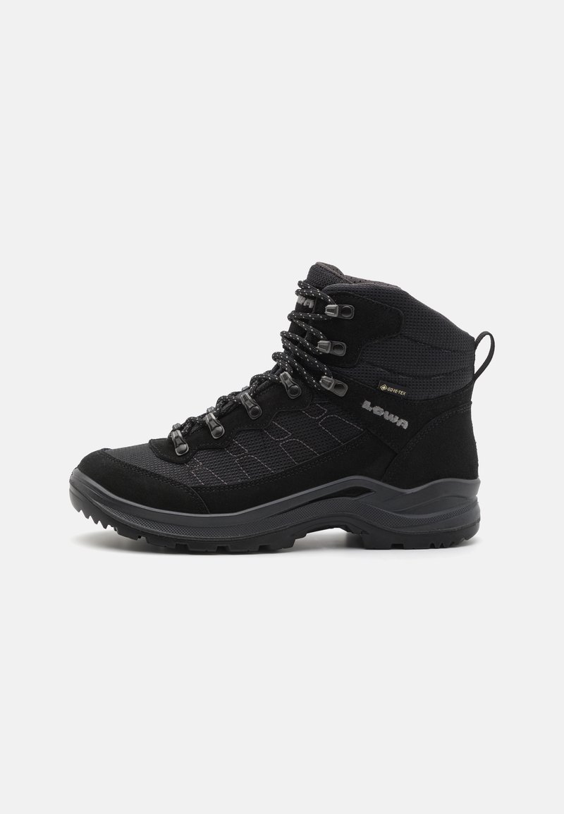 Bota de caminhada preta, feita de camurça e malha, com um design de tornozelo alto, superfície texturizada, ganchos de metal para os atacadores e sola de borracha.