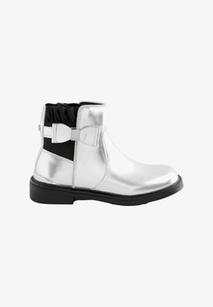 Hõbe metallikust ankle saapad, millel on ümar varvas, elastsed küljed ja must jälg. Omab tekstuuriga krae ja tasa musta talla.