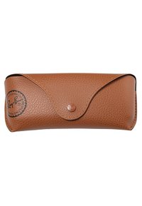 Caz pentru ochelari din piele texturată maronie, cu un design în formă de plic, detaliu cu logo circular și închidere tip clichet.