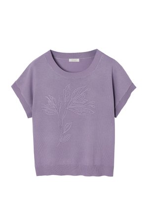 Ljubičasta kratkih rukava pletena majica s okruglim izrezom i suptilnim vezenim cvjetnim motivom u središtu prednjeg dijela.