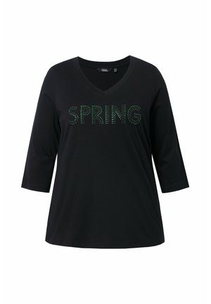 Maglietta nera a V con maniche a tre quarti che presenta "SPRING" in strass verdi sulla parte anteriore. Tessuto morbido e traspirante.