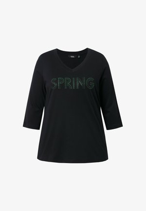 Maglietta nera a V con maniche a tre quarti che presenta "SPRING" in strass verdi sulla parte anteriore. Tessuto morbido e traspirante.