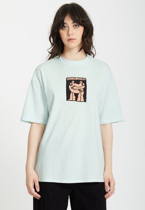 Jasnoniebieski bawełniany t-shirt o luźnym kroju. Posiada centralny haftowany wzór przedstawiający dwie postacie. Krótkie rękawy i okrągły dekolt.
