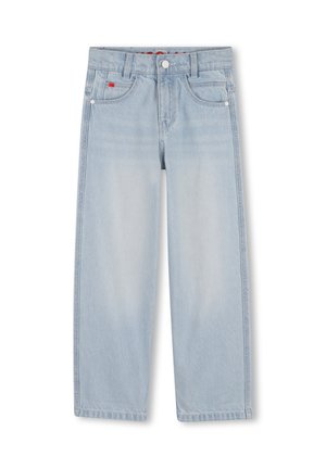 Jean droit bleu clair avec cinq poches, passants pour ceinture et fermeture à bouton, posé à plat sur un fond blanc.