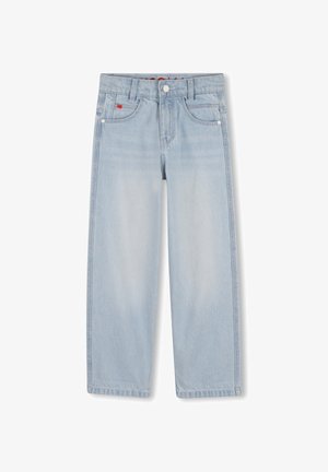 Jean droit bleu clair avec cinq poches, passants pour ceinture et fermeture à bouton, posé à plat sur un fond blanc.