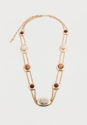 Collier à double chaîne ton or avec des incrustations alternées de pierres rondes et ovales multicolores dans des nuances de blanc, marron et rouge foncé.