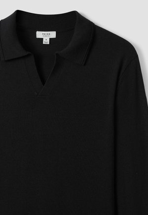 Fekete kötött pulóver V-nyakkal és rövid gallérral. Puha anyagból készült, sima textúrával és minimalista dizájnnal rendelkezik.