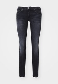 Jeans de mezclilla de lavado oscuro con un ajuste slim, diseño de cinco bolsillos, cierre de botón metálico y un ligero desvanecimiento a lo largo de las piernas.
