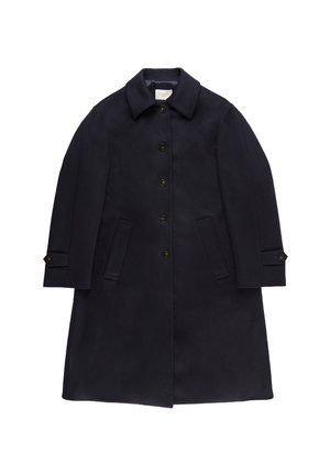 Cappotto da uomo in lana di colore blu scuro, con chiusura a bottoni, due tasche frontali a fessura e dettagli in bottone sui polsini, disteso su uno sfondo bianco.